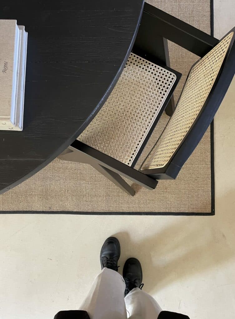Heb jij een nieuw huis, bedrijfspand of wil jij je interieur veranderen maar, kan jij hier wel wat hulp bij gebruiken? Dan is het inhuren van een interieurstylist voor jou een perfecte oplossing. Bij House of a Stylist zijn wij gespecialiseerd in interieuradvies aan huis en interieurprojecten in samenwerking met de architect, tot het afstylen van de accessoires.