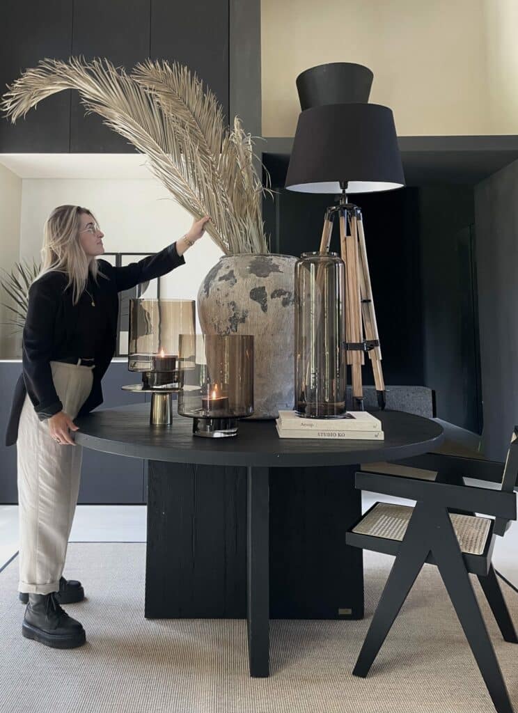 Heb jij het gevoel dat er iets niet “klopt” in het interieur van je huis of bedrijf, ben je niet geheel tevreden over het interieur of twijfel je aan de interieurstijl, indeling, kleuren of sfeer? Dan kunnen wij je bij House of een Stylist helpen. Doormiddel van interieuradvies aan huis, kunnen wij je snel een professioneel advies geven. In dit advies vertellen wij hoe een betere samenhang te creëren binnen jouw interieur, wat er ontbreekt of hoe het interieur compleet te maken.