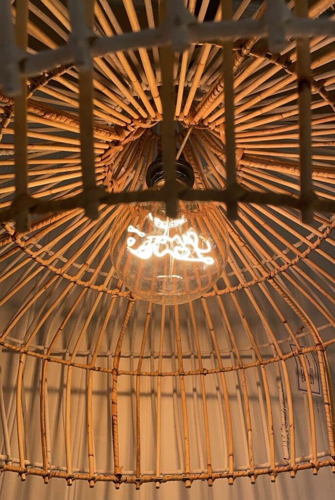 Binnen het landelijke interieur heeft de gezelligheid en huiselijk de nadruk. Een landelijke hanglamp heeft vaak een rustieke uitstraling en ambachtelijke afwerking. Het ontwerp is meestal eenvoudig en gemaakt van natuurlijke materialen zoals hout, touw of metaal.