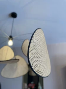 Een rotan hanglamp is een lamp van gevlochten of gevlochten rotan. Het rotan materiaal geeft de lamp een natuurlijke, aardse uitstraling, met speels licht.