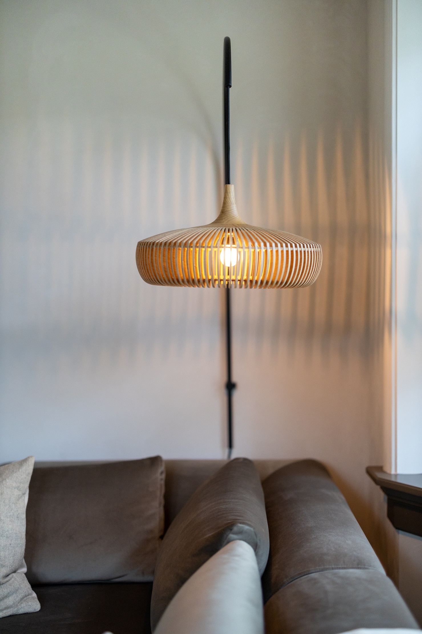 Lampen zijn niet alleen functioneel, maar kunnen ook een belangrijke rol spelen in het creëren van de sfeer en uitstraling van het interieur. Bij het kiezen van de juiste lampen is het belangrijk om rekening te houden met de stijl en functie van de ruimte. Een interieurstylist kan je helpen met een professioneel advies in een lampenwinkel en het aanbod.