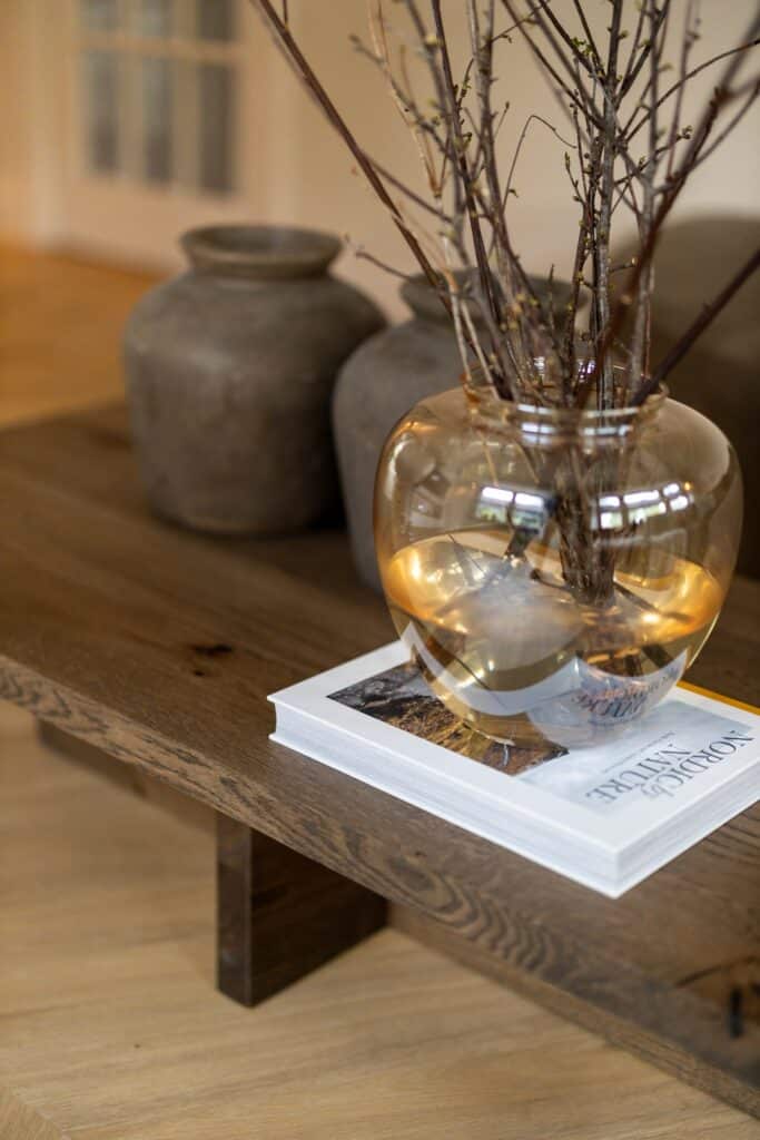 Japandi interieur is een interieurstijl die scandinavisch en modern Japans combineert. Beide interieur stijlen hebben een minimalistische basis en een focus op warmte en natuurlijke elementen. Als kenmerk heeft de Japandi stijl neutrale effen aardtinten en patronen. Dit wordt vervolgens gecombineerd met minimalisme en strakke lijnen. Binnen Japandi zijn meubels en decoratie gemaakt van natuurlijke materialen. Decoratie bestaat vaak uit riet, hout, bamboe en linnen.