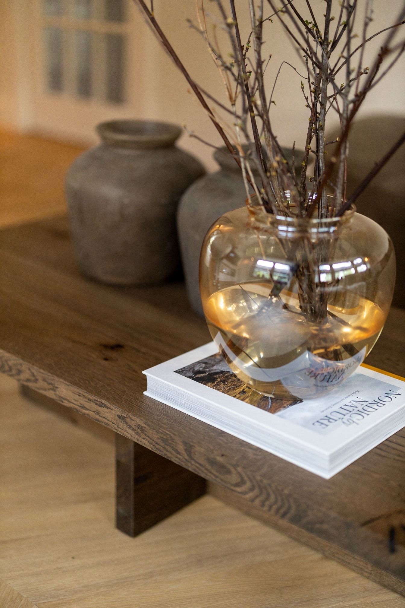 Japandi interieur is een interieurstijl die scandinavisch en modern Japans combineert. Beide interieur stijlen hebben een minimalistische basis en een focus op warmte en natuurlijke elementen. Als kenmerk heeft de Japandi stijl neutrale effen aardtinten en patronen. Dit wordt vervolgens gecombineerd met minimalisme en strakke lijnen. Binnen Japandi zijn meubels en decoratie gemaakt van natuurlijke materialen. Decoratie bestaat vaak uit riet, hout, bamboe en linnen.