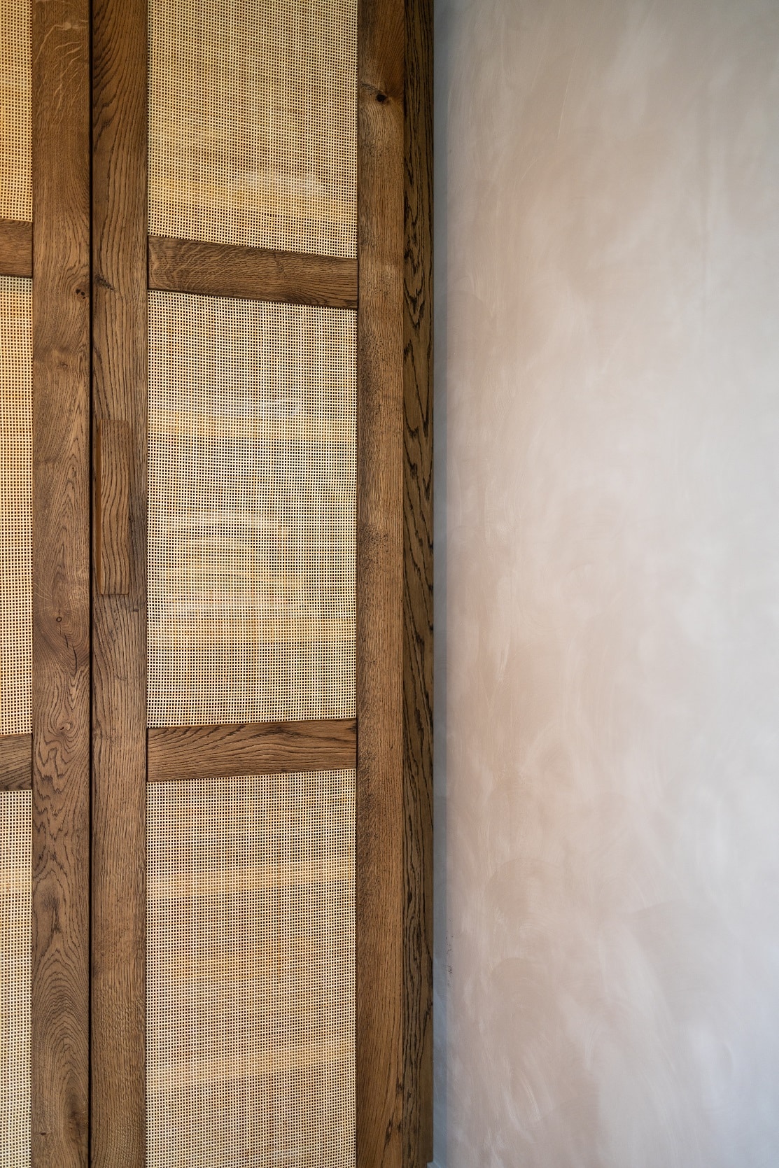 Japandi interieur is een interieurstijl die scandinavisch en modern Japans combineert. Beide interieur stijlen hebben een minimalistische basis en een focus op warmte en natuurlijke elementen. Als kenmerk heeft de Japandi stijl neutrale effen aardtinten en patronen. Dit wordt vervolgens gecombineerd met minimalisme en strakke lijnen. Binnen Japandi zijn meubels en decoratie gemaakt van natuurlijke materialen. Decoratie bestaat vaak uit riet, hout, bamboe en linnen.