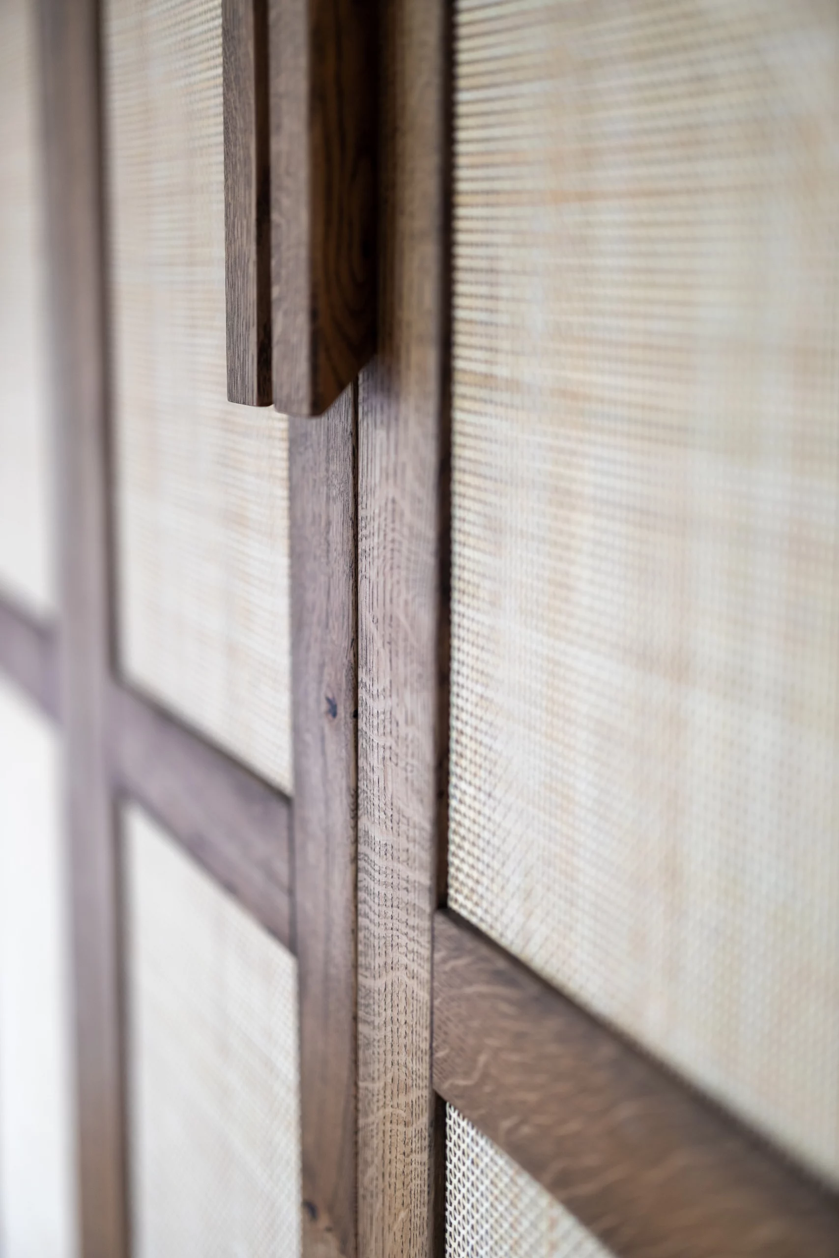 Japandi interieur is een interieurstijl die scandinavisch en modern Japans combineert. Beide interieur stijlen hebben een minimalistische basis en een focus op warmte en natuurlijke elementen. Als kenmerk heeft de Japandi stijl neutrale effen aardtinten en patronen. Dit wordt vervolgens gecombineerd met minimalisme en strakke lijnen. Binnen Japandi zijn meubels en decoratie gemaakt van natuurlijke materialen. Decoratie bestaat vaak uit riet, hout, bamboe en linnen.
